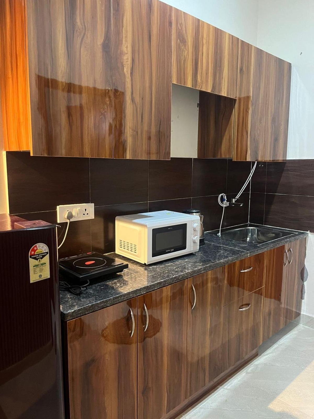 Studio Apartment In Грейтър Нойда Екстериор снимка