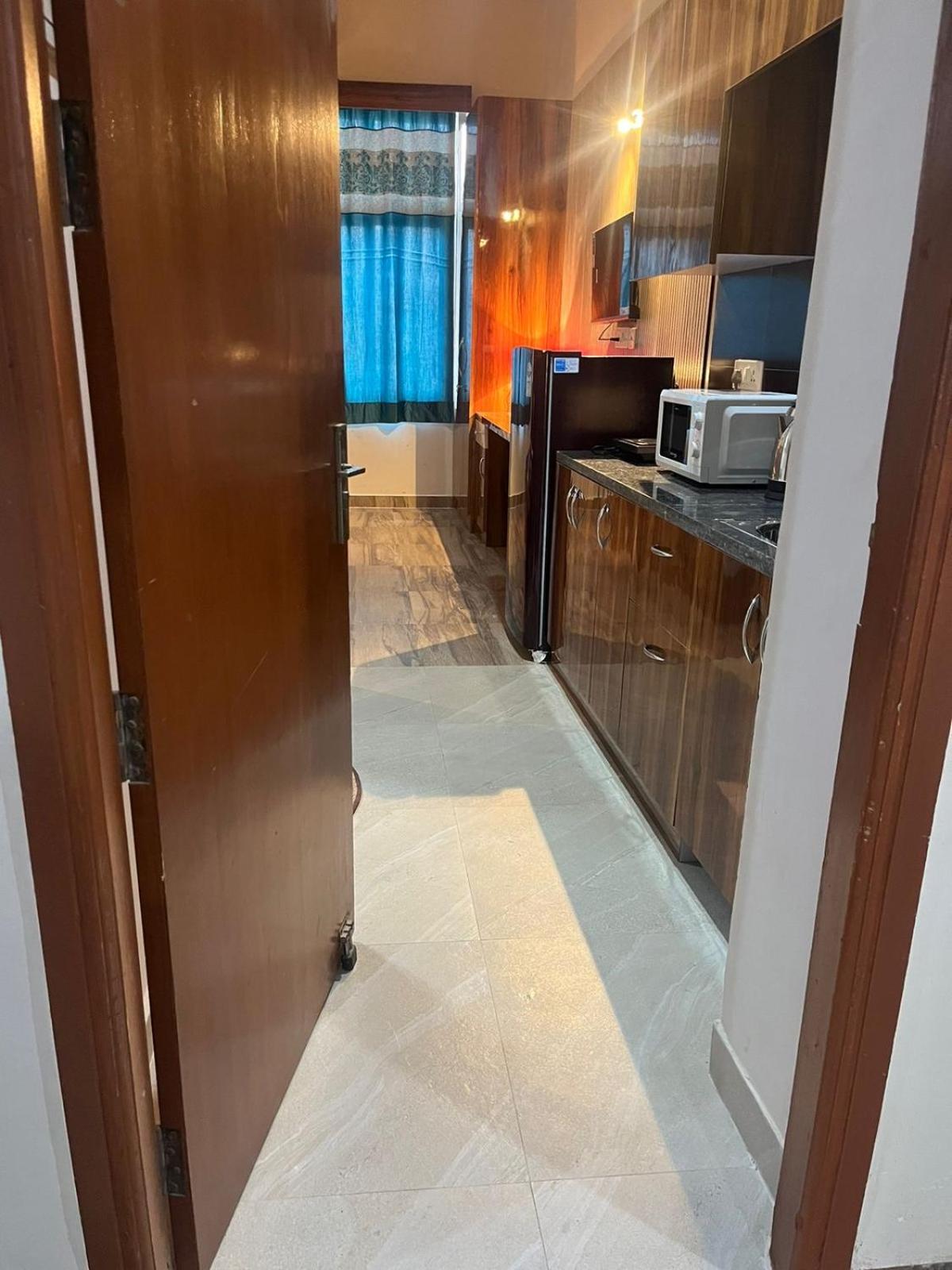 Studio Apartment In Грейтър Нойда Екстериор снимка