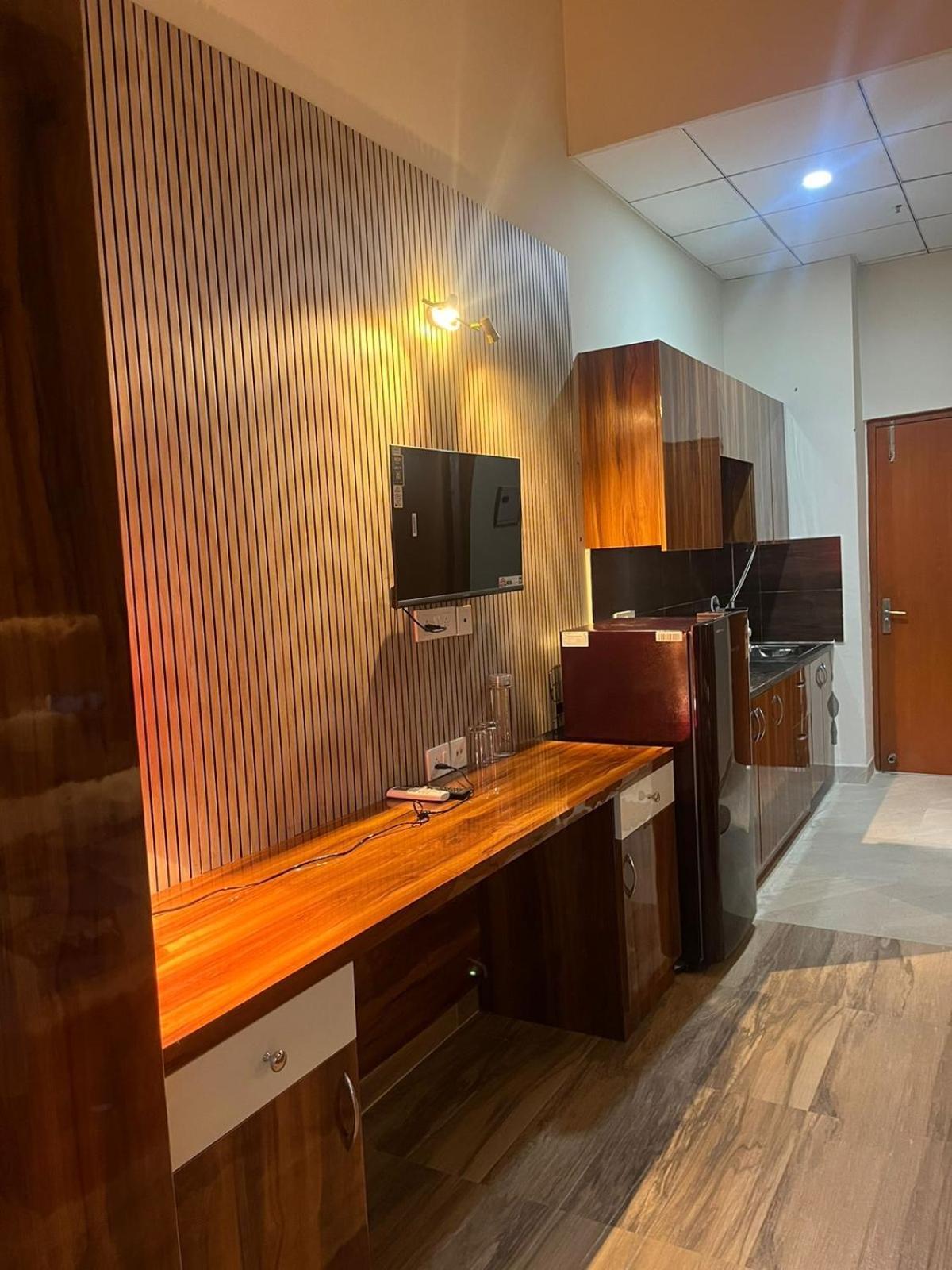 Studio Apartment In Грейтър Нойда Екстериор снимка